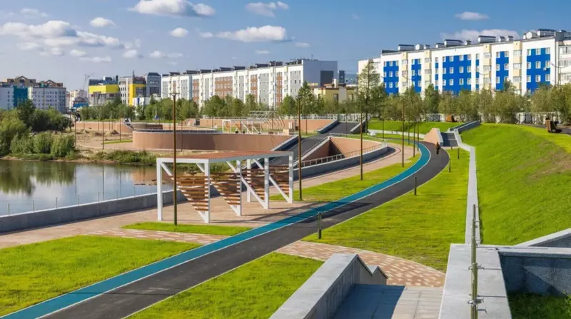 В Новом Уренгое открылась набережная Многофункциональная зона отдыха на озере