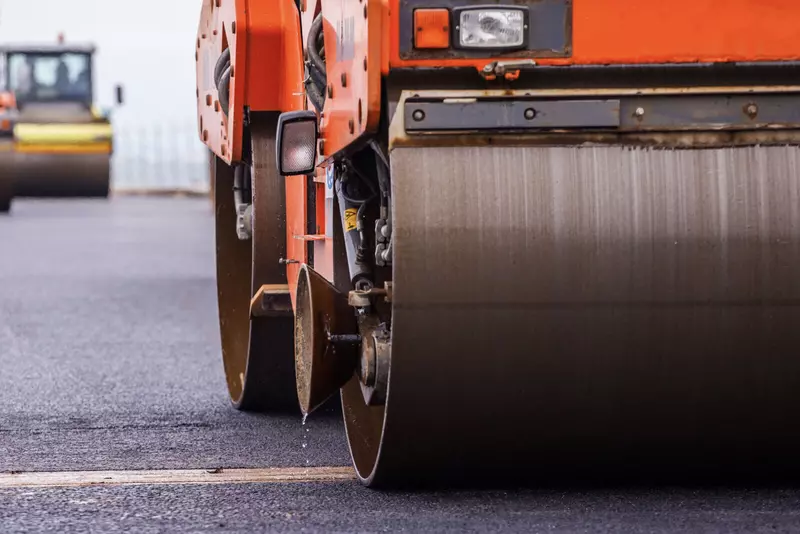 впервые представил новую снегоуплотнительную машину ратрак РТ 6